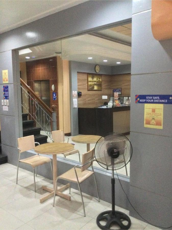 Oyo 817 Vista Apartelle ماندالويونغ المظهر الخارجي الصورة